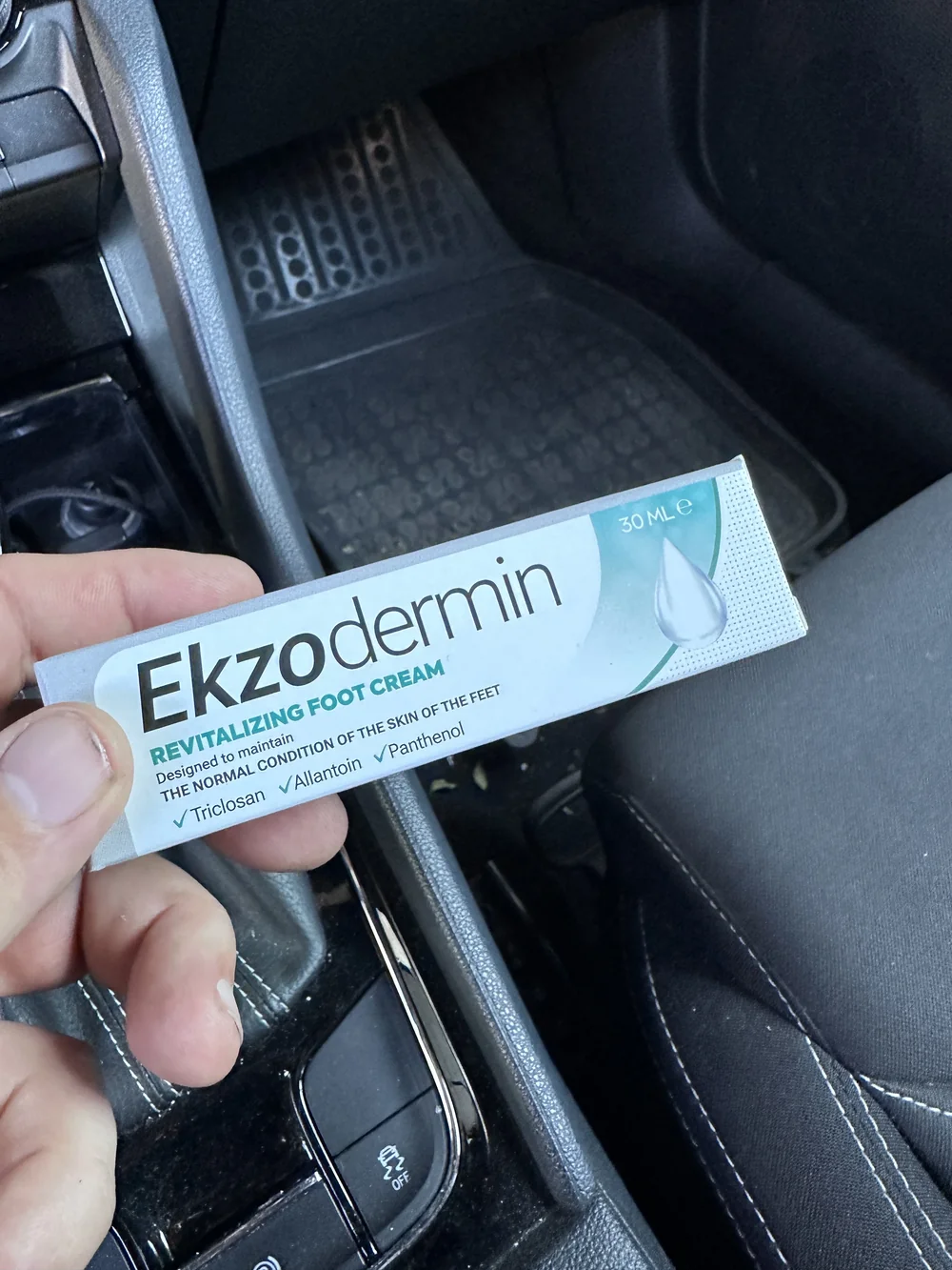 Foto real de Carlos Martínez con Ekzodermin